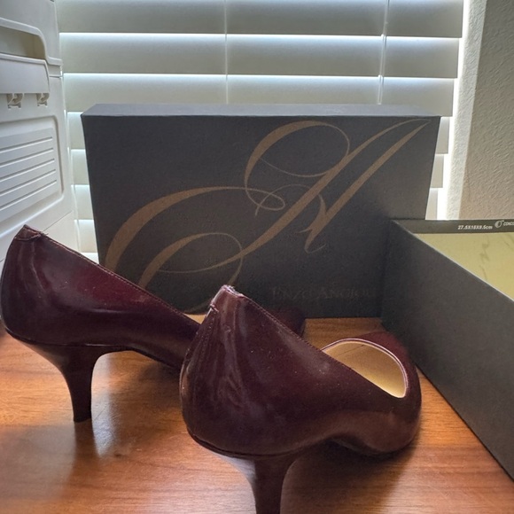 Elegant Burgundy Heels by Enzio Angiolini. Women’s sized 6 - Picture 5 of 10